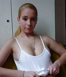Ohne BH stripped to the waist