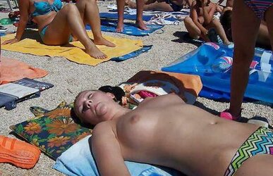 Nackte Titten und mehr am Strand...