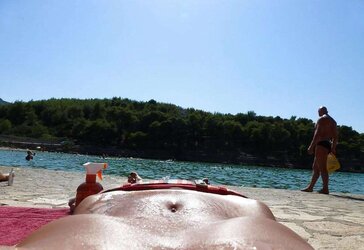 Nackte Titten und mehr am Strand...