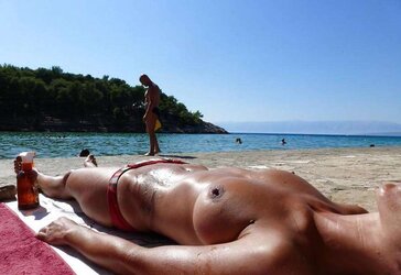 Nackte Titten und mehr am Strand...