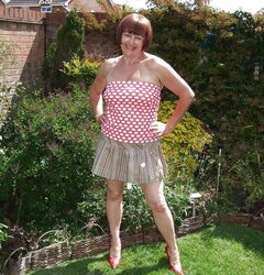 UK mature slag posing