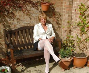 UK mature slag posing