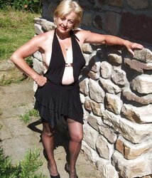 UK mature slag posing