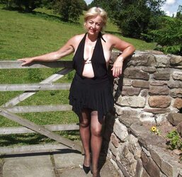 UK mature slag posing
