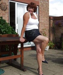 UK mature slag posing