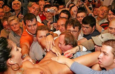 Mingle bare in public