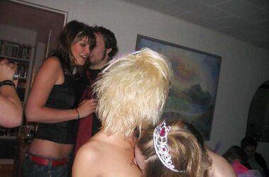 Mingle bare in public