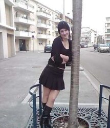 Damsels in high-heeled shoes and nylon