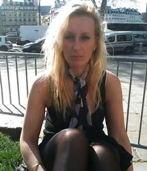Damsels in high-heeled shoes and nylon