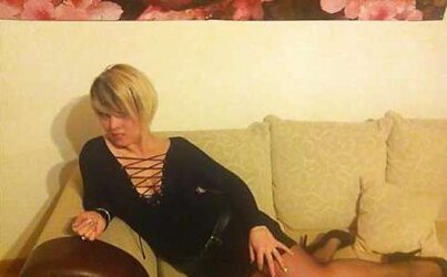 Damsels in high-heeled shoes and nylon
