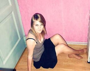 Damsels in high-heeled shoes and nylon