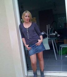 Damsels in high-heeled shoes and nylon