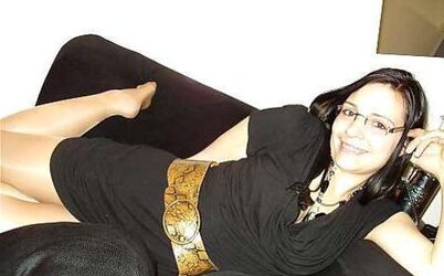 Damsels in high-heeled shoes and nylon