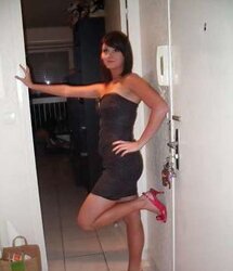 Damsels in high-heeled shoes and nylon