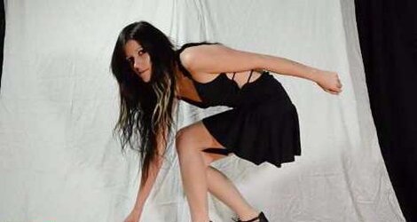 Damsels in high-heeled shoes and nylon