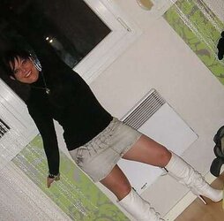 Damsels in high-heeled shoes and nylon