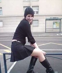 Damsels in high-heeled shoes and nylon
