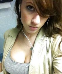 Peekandplay, an extreme fledgling with 32GG titties