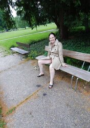 Reife Exhibitionistin im Park