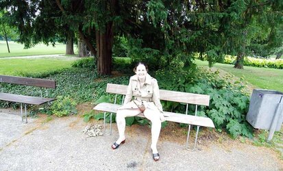 Reife Exhibitionistin im Park