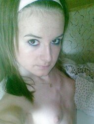 Super Hot teenager disrobes flashes vag donk boobies