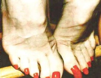 White ladies with lengthy ravages and lengthy toenails Part