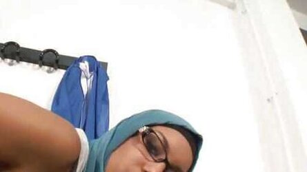 Real spy cam-arab girl/girl hijab sport crew jilbab paki