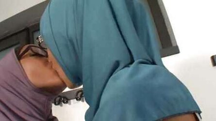 Real spy cam-arab girl/girl hijab sport crew jilbab paki