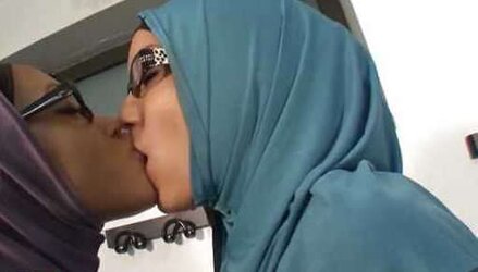 Real spy cam-arab girl/girl hijab sport crew jilbab paki