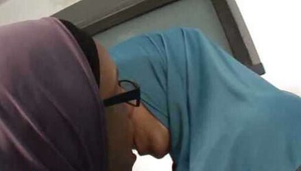 Real spy cam-arab girl/girl hijab sport crew jilbab paki