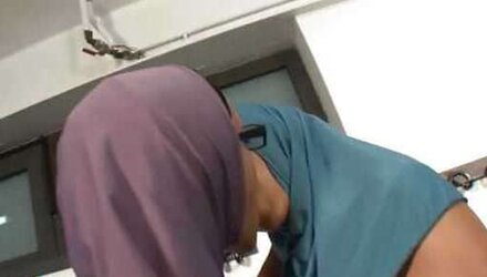 Real spy cam-arab girl/girl hijab sport crew jilbab paki
