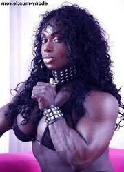 Ebony dame Muscle