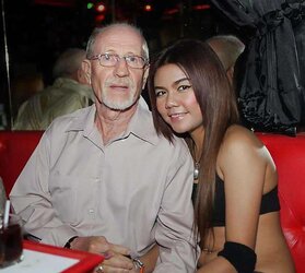 Pattaya bar and showcase chicks