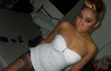 Pattaya bar and showcase chicks