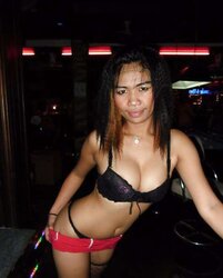 Pattaya bar and showcase chicks