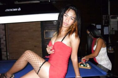 Pattaya bar and showcase chicks