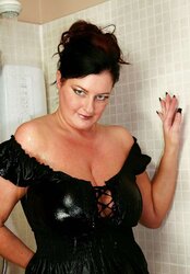 British MUMMY Raven in the shower