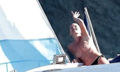 Celeb wardrobe malfunction vol II. upskirt down half-top