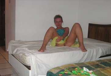 Ein junges geiles Paar fotografiert die intimen Spiele