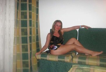 Ein junges geiles Paar fotografiert die intimen Spiele