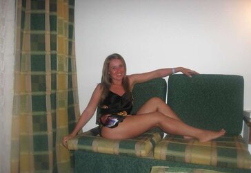 Ein junges geiles Paar fotografiert die intimen Spiele