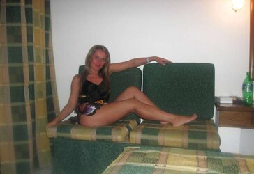 Ein junges geiles Paar fotografiert die intimen Spiele