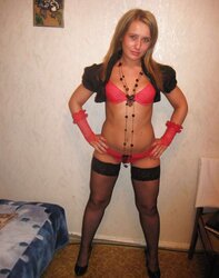 Ein junges geiles Paar fotografiert die intimen Spiele