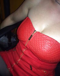 Das rote Kleid und Strumpfhosen