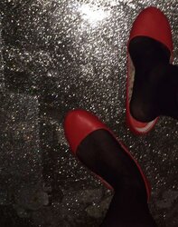 Das rote Kleid und Strumpfhosen