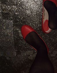 Das rote Kleid und Strumpfhosen