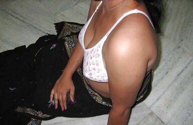 DESI AUNTY- SAREE SANS FACE