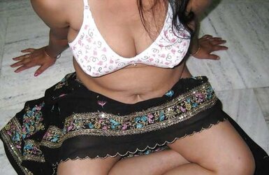 DESI AUNTY- SAREE SANS FACE