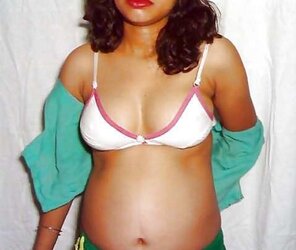 DESI AUNTY- SAREE SANS FACE
