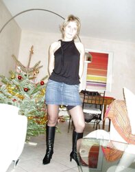 PRETTY LIGHT-HAIRED MUMMY